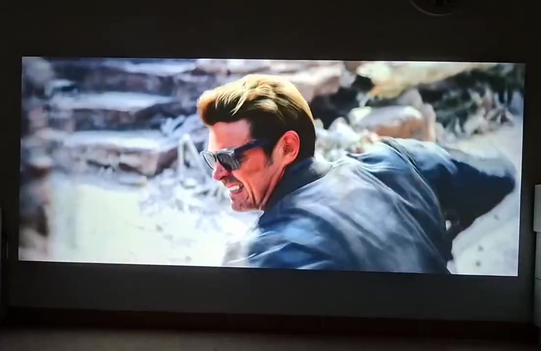 سينما متكاملة ببيتك! بروجكتر DBPOWER S5

​إذا تريد تعيش أجواء السينما والمباريات بشاشة عملاقة وألوان خيالية بدون ما تدفع مبالغ مكلفة.

​مواصفات الجهاز (ليش هذا البروجكتر مميز):

​قوة الإضاءة (Ansi Lumens 900): إضاءته كلش قوية وعالية، يعني يعطيك صورة ساطعة وألوان دافية وحقيقية حتى لو اكو إضاءة خفيفة بالغرفة (مثل ما مبين بالفيديو)، مو مثل البروجكترات العادية اللي تحتاج ظلمة كاحلة.

​التباين والوضوح: التباين عالي يعني تفاصيل اللون الأسود والظلال تطلع واضحة ومو مغوشة حتى بالأفلام والألعاب المظلمة.

​إنترنت (Wi-Fi 6): يدعم أحدث جيل واي فاي، يعني الربط اللاسلكي وية الموبايل (آيفون أو أندرويد) يكون سريع ومستقر وبدون أي تقطيع أو تآخير (Lag) بالبث.

​الأوتو فوكس (Auto Focus): ما يحتاج تدوخ وتفر بالعدسة بيدك! الجهاز بيه فوكس تلقائي، أول ما تشغله هو يصفي الصورة ويجيبها لك حادة وواضحة بلمحة بصر.

​الأوتو كيستون (Auto Keystone): حتى لو خليت البروجكتر صفح أو بزاوية، الجهاز بيه تعديل زوايا تلقائي، هو يعدل الشاشة ويسويها مربعة وعدلة على الحايط تلقائياً بدون تعب.

​البلوتوث (Bluetooth 5.2): بيه بلوتوث متطور، تكدر تربطه على سماعات خارجية أو سبيكر بلوتوث أو هيدفون حتى تعيش الصوت السينمائي المحيطي.

​الملحقات الأصلية الكاملة (الموجودة بالصورة):

​الحقيبة (الجنطة) الأصلية وممتازة للتنقل والطلعات.

​الريموت كنترول الأصلي.

​كابل الطاقة (الواير) + كابل HDMI الأصلي.

​كابل AV .

​غطاء حماية العدسة.

​للاستفسار عن السعر، يرجى المراسلة على الخاص (WhatsApp : ***********)
