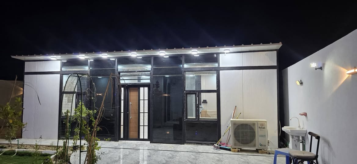 مزرعه عائلية للبيع بمساحه 400 متر
غرفه 5 *3.5
صاله 9*4
مطبخ 3*3 
حمام 2*2 
شامله الاثاث بالكامل ومابيه نقص اي شي
ومزروعه انواع الاشجار رالحمضيات والفواكه
البناء سندويج متعوب عليه جدا
الارضيه كونكريت مسلح رفت
السياج بناء طابوك
شغل درجه اولى ماكو اي نقص بيها تصلح سكن للعوائل وتصلح مزرعه للعوائل
العنوان طريق دغاره ديوانيه نزله مجمع الكرار والخدمات تبليط بالباب وماء وكهرباء واناره ليليه نهاريه
مولده شارع بيها مولده خاصه بيها
سبلت 3 طن وسبلت 2 طن
بلازمه حجم 75 كبير الاصل
مطبخ كاونتر وملحقاته كامل مكمل مع ثلاجه
تخم ديوان 20 مقعد مع ميز طعام من الطراز الحديث 6 نفرات
غرفه اخشاب جديد وحديثه
ارضيه سيراميك
الجدار بديل الخشب وبديل الرخام
السقف   سقف ثانوي
الاناره تاسيس درجه اوله
السكي مال حديقه نضام المرشات يعني ماكو اي نقص
الكراج بعرض 4 متر
واجها المزرعه 14 متر
تكدر توخر السندويج وتبني مباشر لان شغل رفت كونكريت مسلح الكراج والمكان البناء والسياج 
للاستفسار اتصل على الرقم
*********** ديوانية, القادسية
