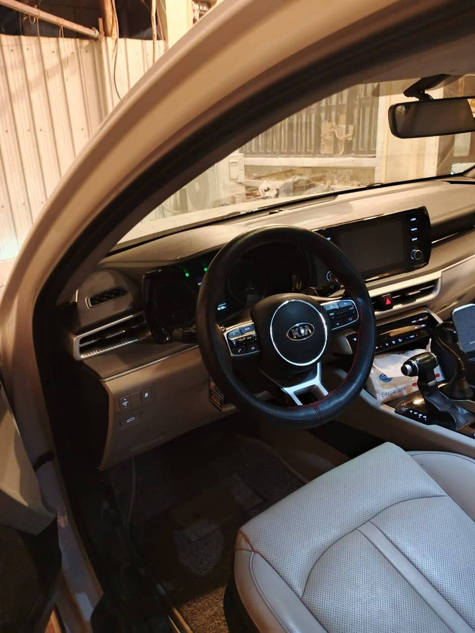 السلام عليكم 
كياk5 موديل 2021 خليجي
 مواصفات فول بانوراما 
كشنات جلد ***********
تحكم ستيرن
كراسي الاماميه كهرباء
شاشه***********
وباقي المواصفات معروفه
السياره مكفوله من الصبغ
مكاني بغداد باسمي رقمي *********** بغداد, العراق
