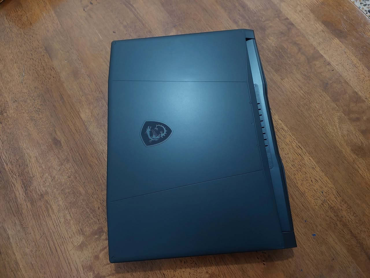 السلام عليكم ... عملاق المونتاج والبرامج الهندسية القوية والتصميم والالعاب من MSI   ....كرت شاشة قوي جدا  خارجي منفصل من نيفيدا   RTX5070   ...... معالج جيل 14 فئة H كور اي 7 من اقوى فئات المعالجات .... رام حجم   16   كيكا نوع DDR5 بتردد عالي جدا 5600  ...شاشة حجم 15.6 دقة  2K ( ضعف دقة ال FUL HD) بتردد 165 هرتز نوع IPS الوانها طبيعية مشبعة.......`ذاكرة خزن ضخمة تيرا 1000 كيكا  ..كيبورد  RGB ملون تكدر تتحكم بالوانه ...اللابتوب جديد ما مستخدم ميفرق عن الي بالكارتون بشي وسعرة جدا مناسب بالنسبة لمواصفاته  .. للاستفسار  ***********  او  *********** (واتس )
