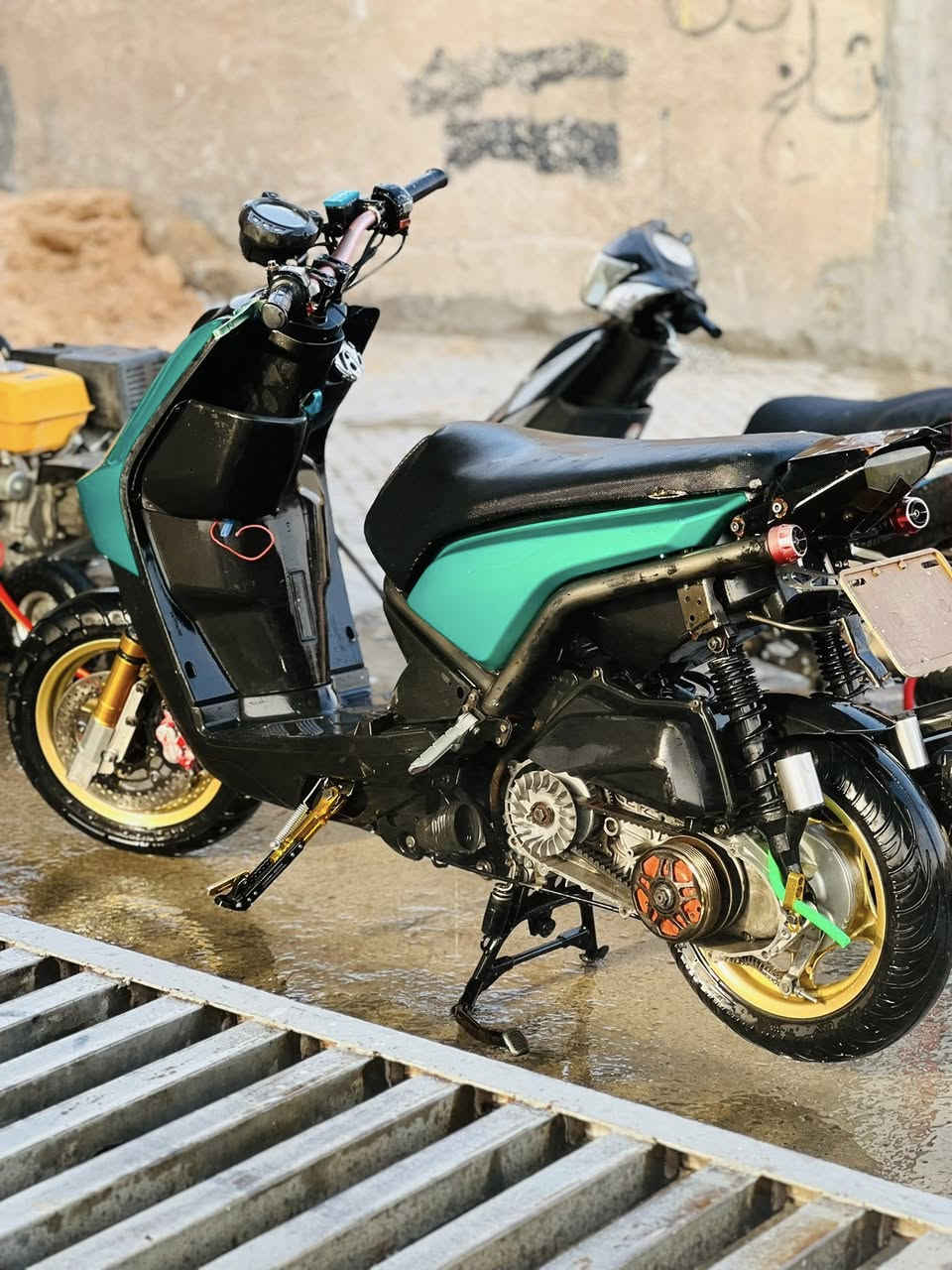 السلام عليكم خواتي سكنس جبلي لون اخضر مديل 2014 دراجه رياضيه شلعه ومعدل مزوده كلج خلفي ويدات بريك وصدر امامي وصالنصه بوري عدل وطلاعات وهواي نواعم مكفوله كفاله عامه برقي ما مفتوح بيه صارله 3شهر نازله من رمبه 
سعر 1,250وبيه مجال مكاني بغداد مدينه الصدر 
***********
