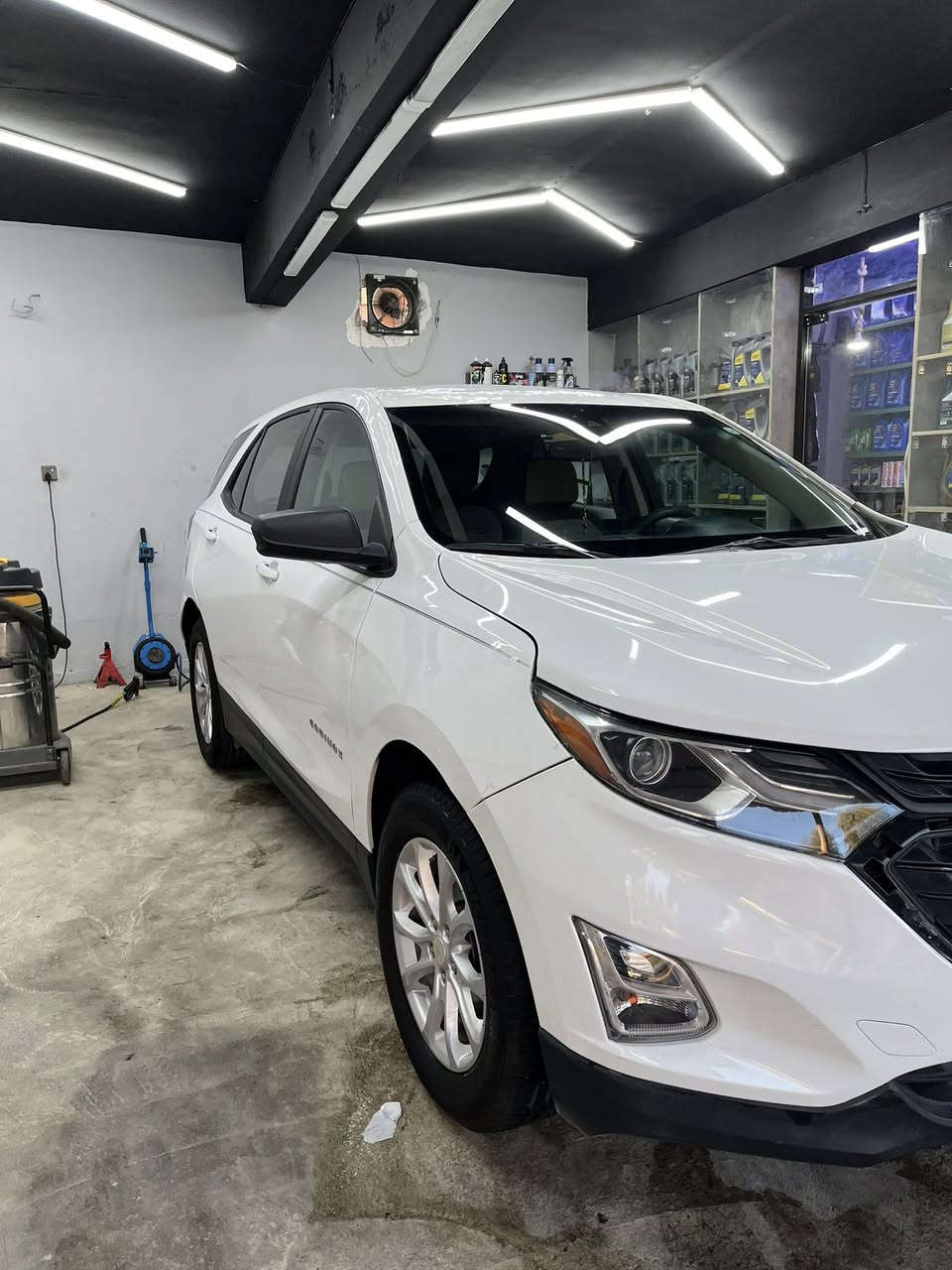 Chevrolet Equinox 2021
شوفرليت ايكونيكس 2021 لون ابيض 
رقم اربيل مكان السيارة الموصل 
جميع التفاصيل موضحة بالمنشور 

السيارة ماشية 63 الف ميل 
محرك 1500 تيربو 

رادار امامي - تحديد مسار - تبريد خلفي قطعتين 
دواخل مخمل لونين  - بصمة تشغيل وابواب - كشن السائق كهربائي - الهاند بريك (السايد بريك) كهربائي
وباقي المواصفات المعروفة بالسيارة 

الحادث خلفي وجانبي .. صبغ ثلاث قطع ، جاملغ خلفي وباب السائق وجاملغ امامي
البوند وباب الصندوق تبديل اصلي نفس اللون
القمارة ما مصلحة والضرر موضح بداية السقف فقط 
ايرباك الستيرن سليم 
السعر 135 ورقة قفل  

3GNAXHEV1MS119801
رقم الشاصي 

***********
