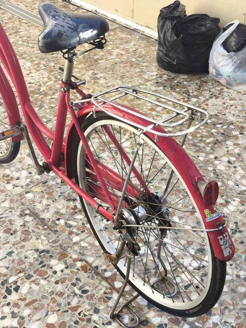 السلام عليكم بايسكل للبيع ياباني ابن امة صارلة عشر سنوات يعني تراث هذا مو بايسكل تنظيف نظافتة 90% وعلي لوتاخذة بس شاصي هم تربح بي لان صارلة عشر سنوات وعلى هالوضعية المرتبة شاصي قوي بشكل سعرة100 الف قفل اذا مو شراي لادوخني للاستفسار *********** مكاني نجف مزارع ميسان مقابل قرية الغدير عمود 240
