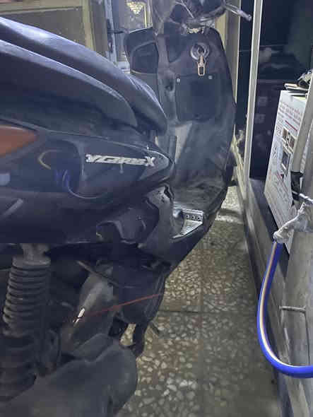 السلام عليكم ورحمه الله دراجه سكنس نثيه للبيع الدراجه تاخذهة طافيه ولفات معلكه اما كفرات بلاد وكهربائيات شغاله سلف شغال كيلومتر شغال دراجه حلوه بس نقصهة فتح كور ترجع بلاد عارضهة ب٣٥٠ وبيهة  مجال للشراي العنوان بغداد المشتل ***********
