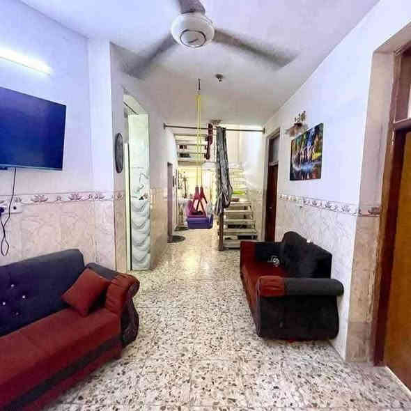 السلام عليكم
دار للبيع مساحته 200 متر ركن  طابو صرف  في منطقه حمزه الدلي يبعد عن الشارع ٣٠٠ متر
 البيت طابقين والبناء حديث ٢٠١٨
الطابق الاول.. 
غرفه نوم وهول واستقبال ومطبخ ومجمع صحيات
الطابق الثاني.. 
 يحتوي ٣ غرفه نوم وهول ومجمع صحيات
السعر 170 وبي مجال
للاستفسار.
***********
