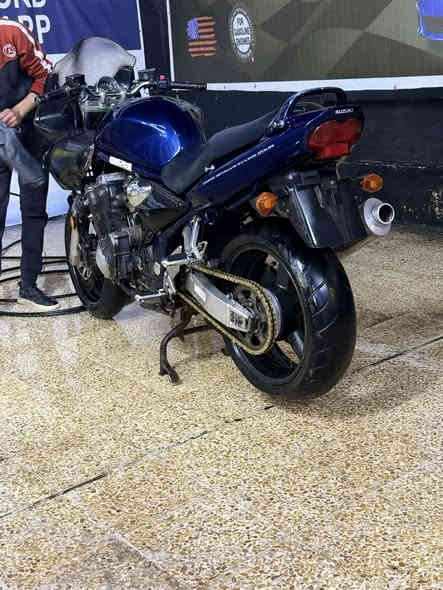 بطح سازوكي حجم 1200cc
موديل 2004 ماشي 74 الف
محرك وكير شرط ما مفتوحات جيب وياك الف فيتر 
شلعة ومعدل فووول سرعة260
شرط 1,2,3 تبطنش شلعتها ناااار
كابريترات معمره جدد باتري جديد طخم بلكات جديد
ما يعوزها ربع دراجة فول شغل واطلع
شادلها فيت بم صغير اقتصادي فول بالبابزين
وسعرها14 ورقة وبيها مجال للطيبين
وترهم مراوس مع مرقم
المكان موصل الايمن
*********** بي واتساب
