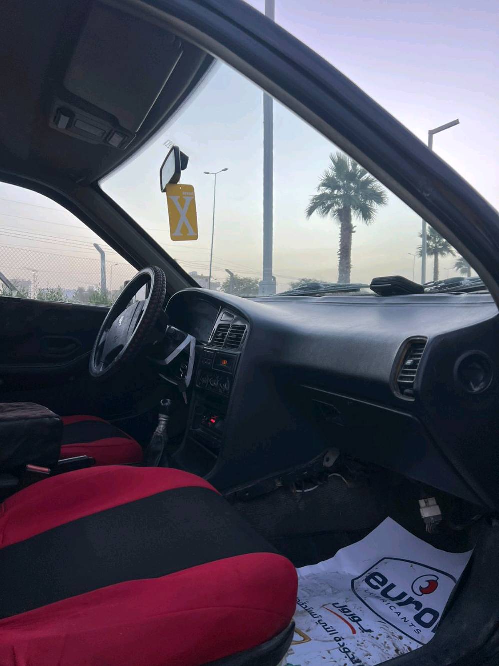 سيارة بيجو قديمة لونها أصفر، مناسبة للمشاوير داخل المدينة. الداخلية نظيفة والمقاعد مغطاة، وتوجد بعض الخدوش على الهيكل الخارجي. البيع لأعلى سعر ومكان السيارة ببغداد.