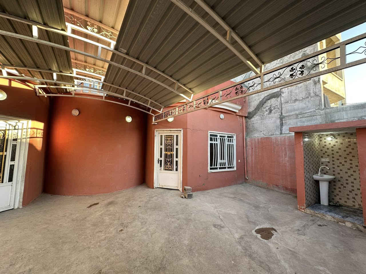 بيت لايجار في القوسيات قرب اجامع الرشيد
مساحت البيت 250 متر 
ستغبال وهول وغرفتين نوم وصحيات داخل وخارج ومطبخ
لستفسار الانتصال ع رقم ***********
