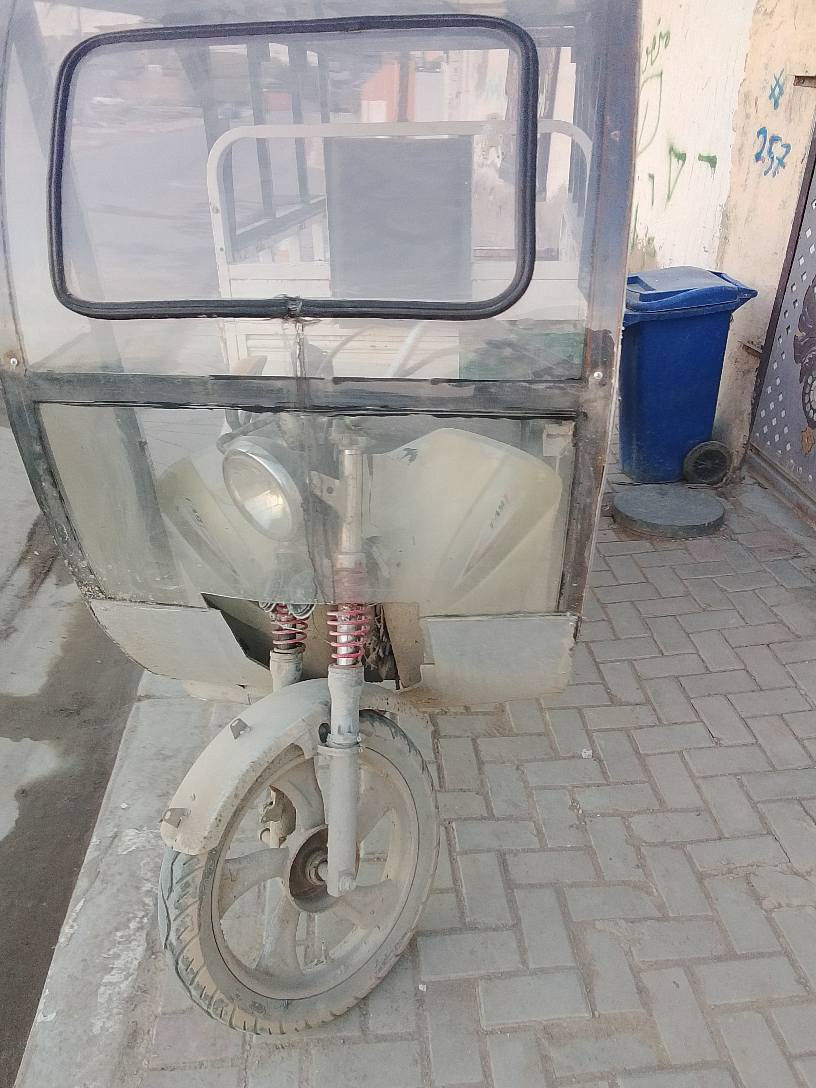 ستوته للبيع نوعيته صغيره البدي 100في 150الستوته نضيفه ومحرك جمره وتايرات كيه جوبلس ومحجر وجامه تحميك عن المطر تجي جالها حال الفراشه ماتسجل السعر 900وبيها مجال *********** ديوانية, القادسية
