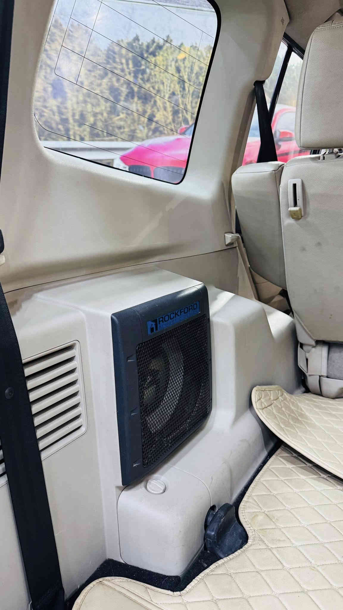 السلام عليكم 
للبيع باجيرو GLS ( حبتور ) 2015
رقم بغداد
محرك 6 سلندر 3500 ما مفتوح
كير فور ويل ثكيل وخفيف
ماشية 145 الف
داخل بيجي جلد  
كشنات الامامية كهرباء 
تبريد 3 قطع 
تحكم ستيرن
مثبت سرعة 
مري شفط
فتحة سلايد
شاشة اندرويد و كار بلي 
حساسات خلفية 
كاميرا خلفيه ( عمل )
7 راكب  
دمام خلفي 
وباقي مواصفات الحبتور معروفة 
السيارة جاهزة من كل النواحي 
تخم تاير جديد 
تبديل البنيد و الجاملغ نفس اللون اثر ضربة كلش خفيفة و راح اخلي صورة البنيد و الجاملغ قبل التبديل 
 موقع / بغداد / المنصور
السعر / 165 وبيها مجال 
للاستفسار / ***********
