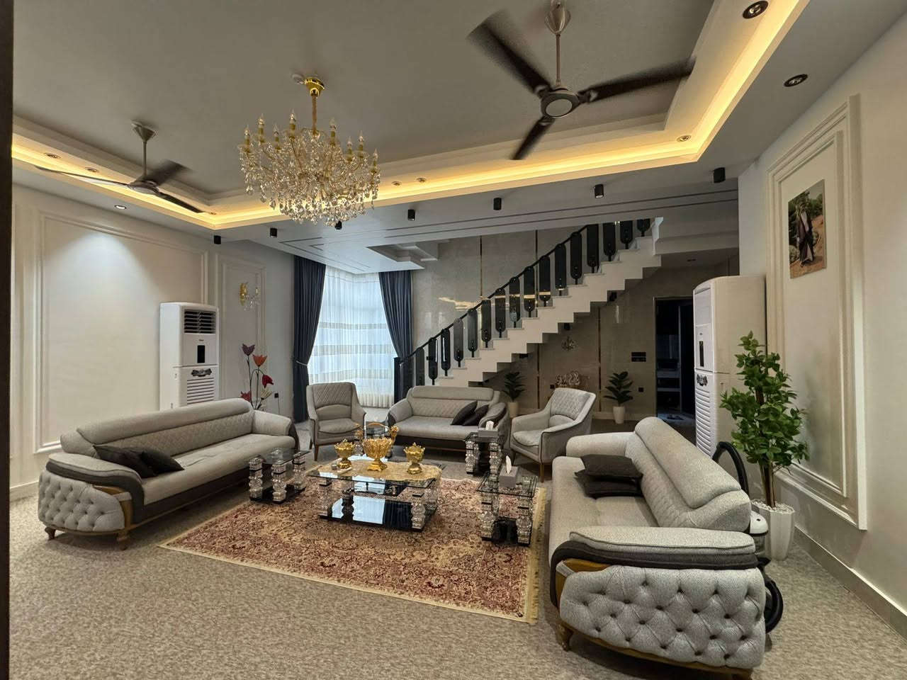 بيت للبيع في حي الأسرة 
المساحة : 425 متر
سنة البناء: 2025
طابقين 

مكتب العقاريون 
للأستفسار: ***********
