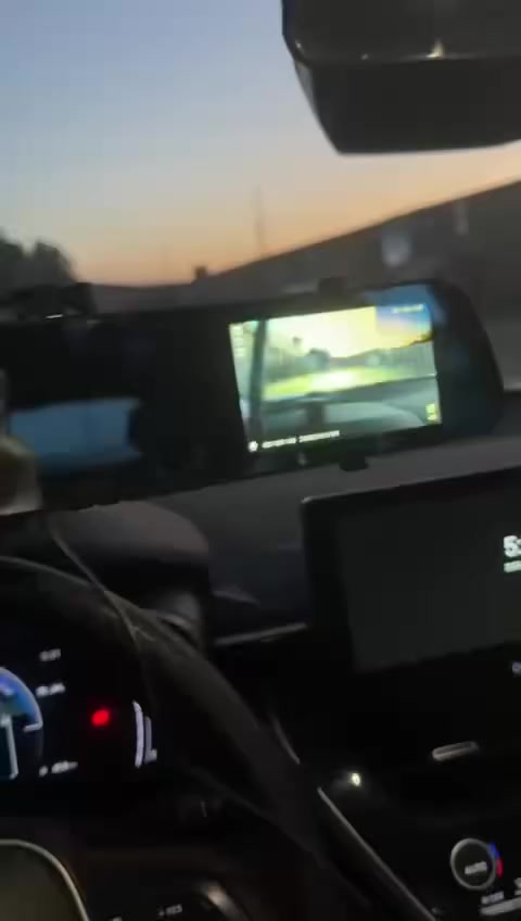 تسجيل فيديو عالي الدقة أثناء القيادة لتوثيق الرحلات والحوادث بدقة Full HD 1080P
عرض مباشر للطريق الأمامي والخلفي على شاشة المرآة

المساعدة في الركن عبر الكاميرا الخلفية المزودة بإضاءة ليلية

يمكن استخدامها كمرآة تقليدية أثناء عدم التشغيل

حفظ التسجيلات تلقائيًا عند حدوث اهتزاز أو اصطدام عبر مستشعر الحركة G-Sensor

المميزات

شاشة LCD بحجم 4.3 إنش بنسبة عرض 16:9 مدمجة داخل المرآة

دقة الفيديو: أمامية تصل إلى 1920×1080 بكسل (Full HD) وخلفية حتى 720×480 بكسل

عدسة أمامية بزاوية واسعة 140° توفر رؤية شاملة للطريق

عدسة خلفية مزودة بـ 4 مصابيح ليلية LED لتسجيل واضح في الظلام

دعم كرت ذاكرة TF حتى 32GB لتخزين الفيديوهات والصور

نظام استشعار تلقائي G-Sensor لتسجيل الفيديو عند التصادم أو الاهتزاز المفاجئ

خاصية الرؤية الليلية (Infrared Night Vision) لتصوير واضح في الإضاءة المنخفضة

وظيفة تسجيل مستمر Loop Recording لمسح التسجيلات القديمة تلقائيًا

تثبيت سهل فوق المرآة الأصلية للسيارة باستخدام مشابك مطاطية قوية

مايكروفون مدمج لتسجيل الصوت أثناء القيادة

دعم لغات متعددة وإمكانية عرض التاريخ والوقت على الشاشة

واجهة تشغيل بسيطة بأزرار جانبية واضحة

واجهة طاقة 5V 800mA تدعم التشغيل من ولاعة السيارة

بطارية داخلية BL-5C 400mAh للحفاظ على التسجيل عند انقطاع الطاقة

تنسيق الفيديو: H.264 / PAL / NTSC

تصوير فوتوغرافي بدقة 12 ميغابكسل (1200 مليون بيكسل)

محتويات الصندوق

مرآة DVR أمامية بشاشة 4.3 بوصة

كاميرا خلفية مزودة بـ 4 لمبات LED للرؤية الليلية

كيبل توصيل طويل للكاميرا الخلفية

شاحن سيارة 12V بمدخل mini USB

قاعدة تثبيت معدنية وبراغي صغيرة للكاميرا الخلفية

الملاحظات

بلد المنشأ: الصين 

عند تشغيل المحرك يبدأ التسجيل تلقائيًا

مناسب لجميع أنواع السيارات، ويعمل على فولتية 12–24V

المنتج لا يحتوي على ذاكرة تسجيل (رام) مرفق

طول كيبل الكاميرا الخافية 5 متر

طول كيبل الشاشة 3 متر


**إذا كنت صاحب هذا الإعلان وتريد حذفه لأي سبب، رجاءا أرسل رسالة إلى الدعم الفني**