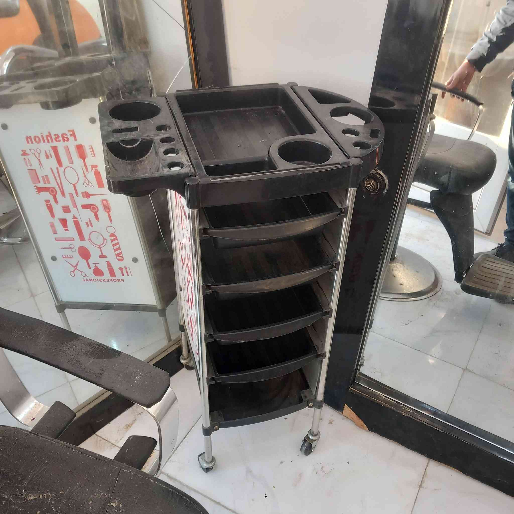 غراض صالونه للبيع كراسي ٢
عربانه ١
امرايه ٢
رفوف ٢ اي استفسار اتصل برقم ***********
