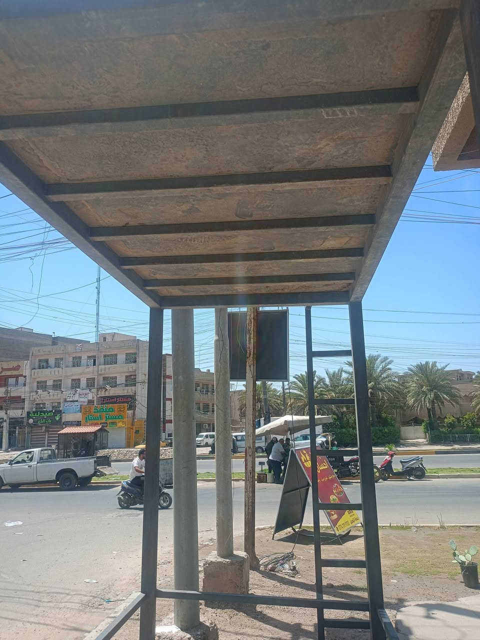للبيع ميز الحديد ٣ ملم يغيد اخل المولداد لو المعامل رتفاع ٢٥٠ بكانه بغد البلديات *********** الي يريده سهله بسعر للعلم مامستعمل
