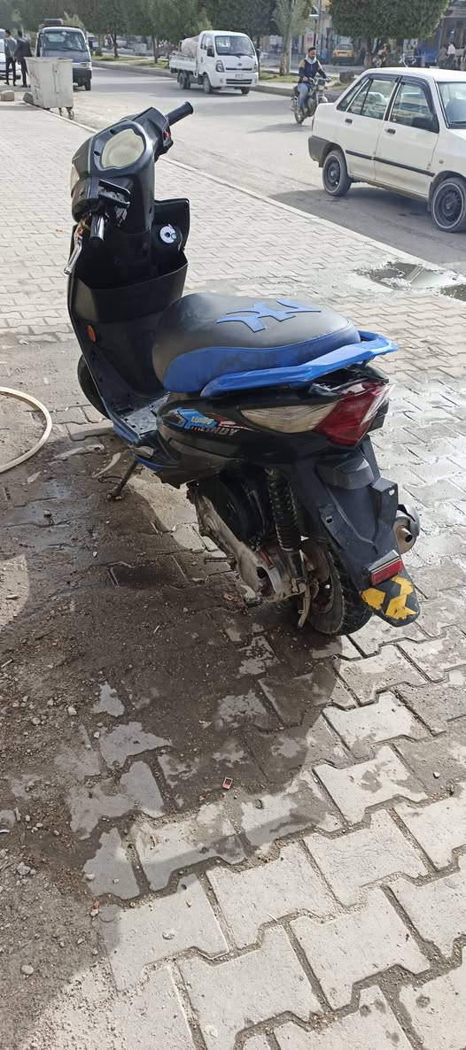 دراجة Lindy 
محرك ياباني اخرس شلعة ومعدل كهربائيات كلها شغالة نگرة سلف بيع او مراوس بدراجة گير 375 
***********
