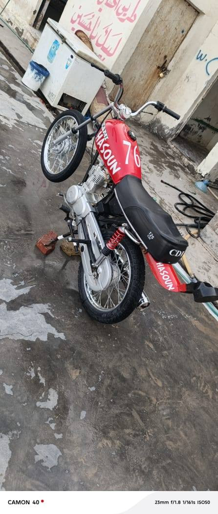 سلام عليكم دراجه نامه شلامجه للبيع (مديل 25)(والشاصي 23) مامفتوحه مبدل بس ولفات مكينه تخبل شرط شلعه ومعدل وفصله (اوراق سكنر سكنر) بليته موجوده (السعر 600) والشراي ينتصل ويدلل ***********
