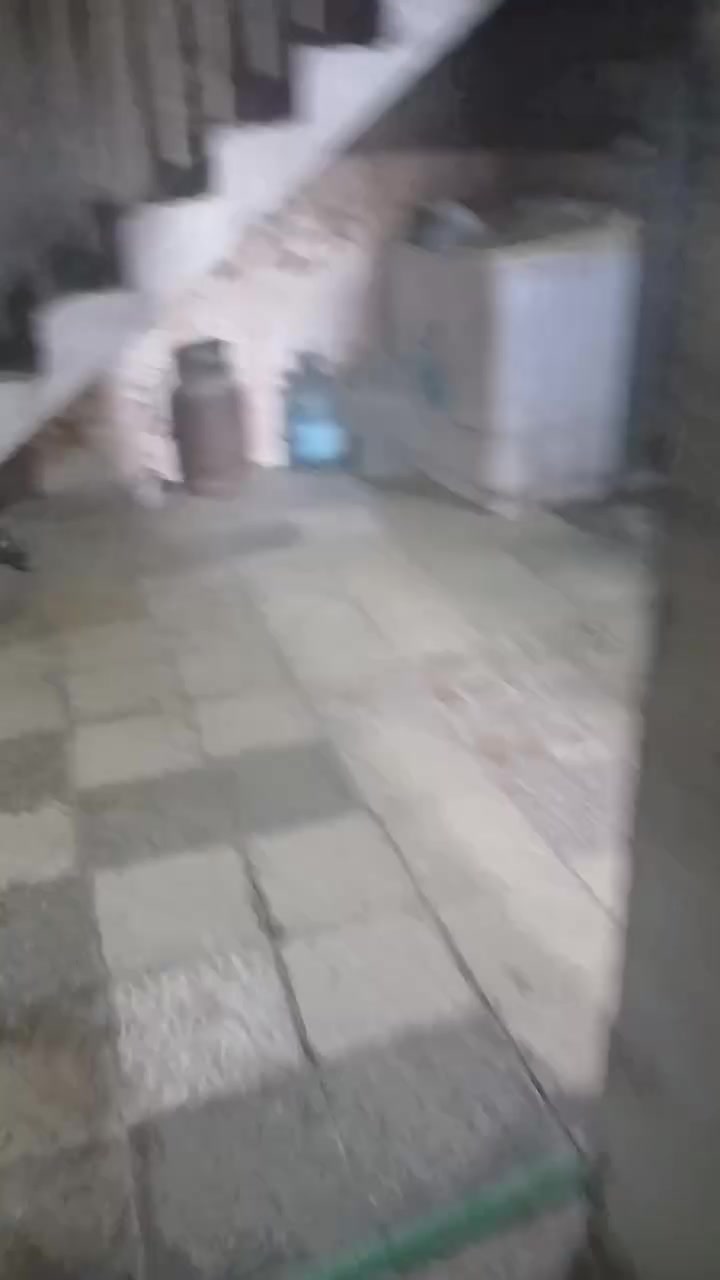 السلام عليكم بيت للبيع منطقه سبع قصور شارع ابو علي قرب اسواق سامي مساحه البيت 100 سعر 40 رقم الموبايل ***********
