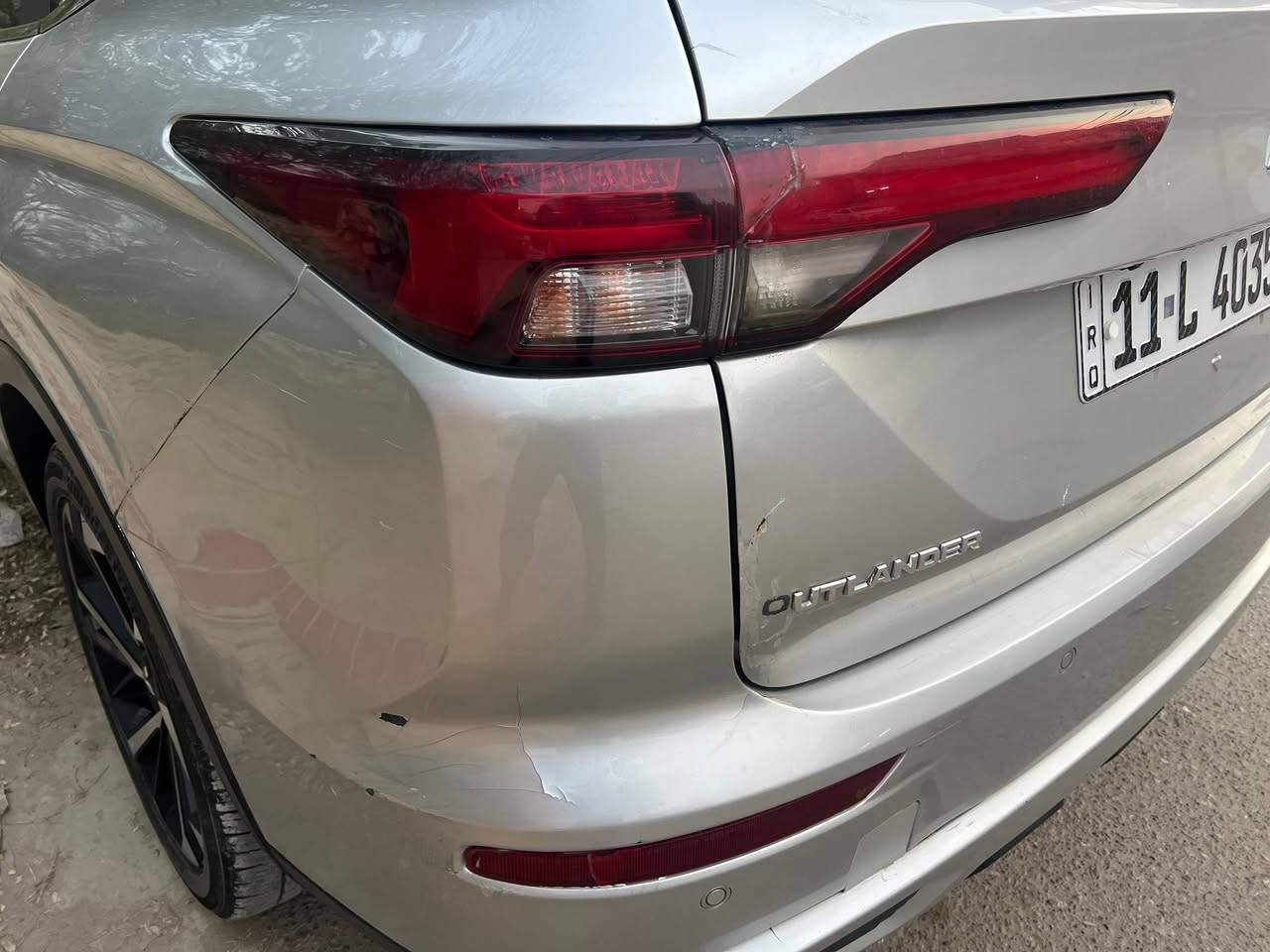 السلام عليكم
سياره مستيوبوشي اوتلاندر موديل 2024 فول مواصفات بانوراما 
رادارات اماميه + مري جانبيه 
5 كامارات
حادثه جدا بسيط دعاميه خلفي + بك لايت مبدل وشخط باب الايمن موضح في الصوره 
سعره 270وبيه مجال بسيط رقم الهاتف ***********
