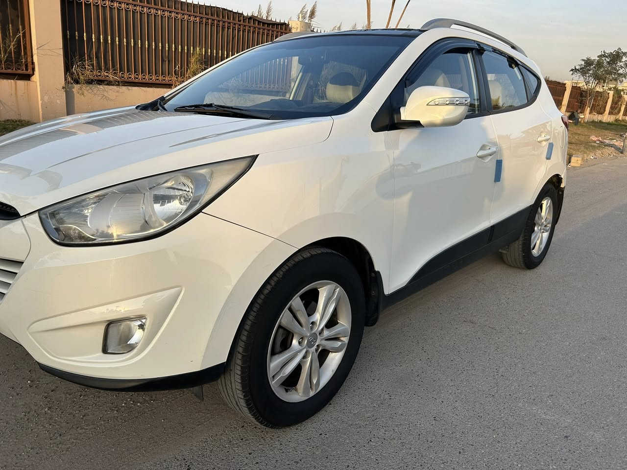 السلام عليكم عندي هونداي توكسان خليجي موديل 2011 فول ماشيه 91 الف حقيقي بيه رقم مميز 6494 بغداد ابسمي  السيارة كامله بدون نقص بيه سونار مرفق بل صور مكان بغداد حي الجامعة اخوان السيارة بيه رقم مميز يعني ابيع ويه الرقم السيارة والرقم السعر 170 بيه مجال بسيط ***********
