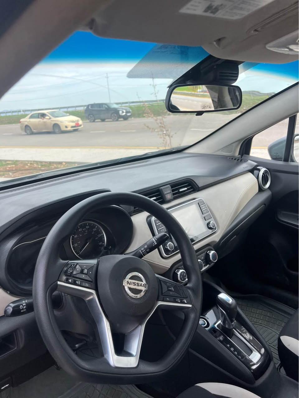 نيسان فيرسا 2021 sv 
رقم و سنوية جديد 
تةنيا يةك بارجة بوياخة بة بئ داخلي بي ايرباك 
پيش و پاش رادار فحم به شه رت 
دو جي تعديلي هه يه 
***********
شوين ((ئاكرئ))  سعر 114$ اكر, نينوى
