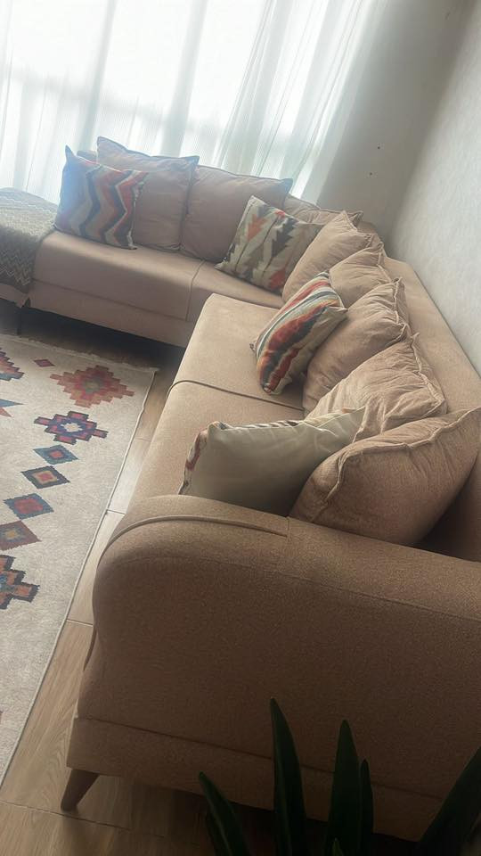 كورنر وميز تلفزيون وميز طعام ٤ كراسي 
للبيع
***********
