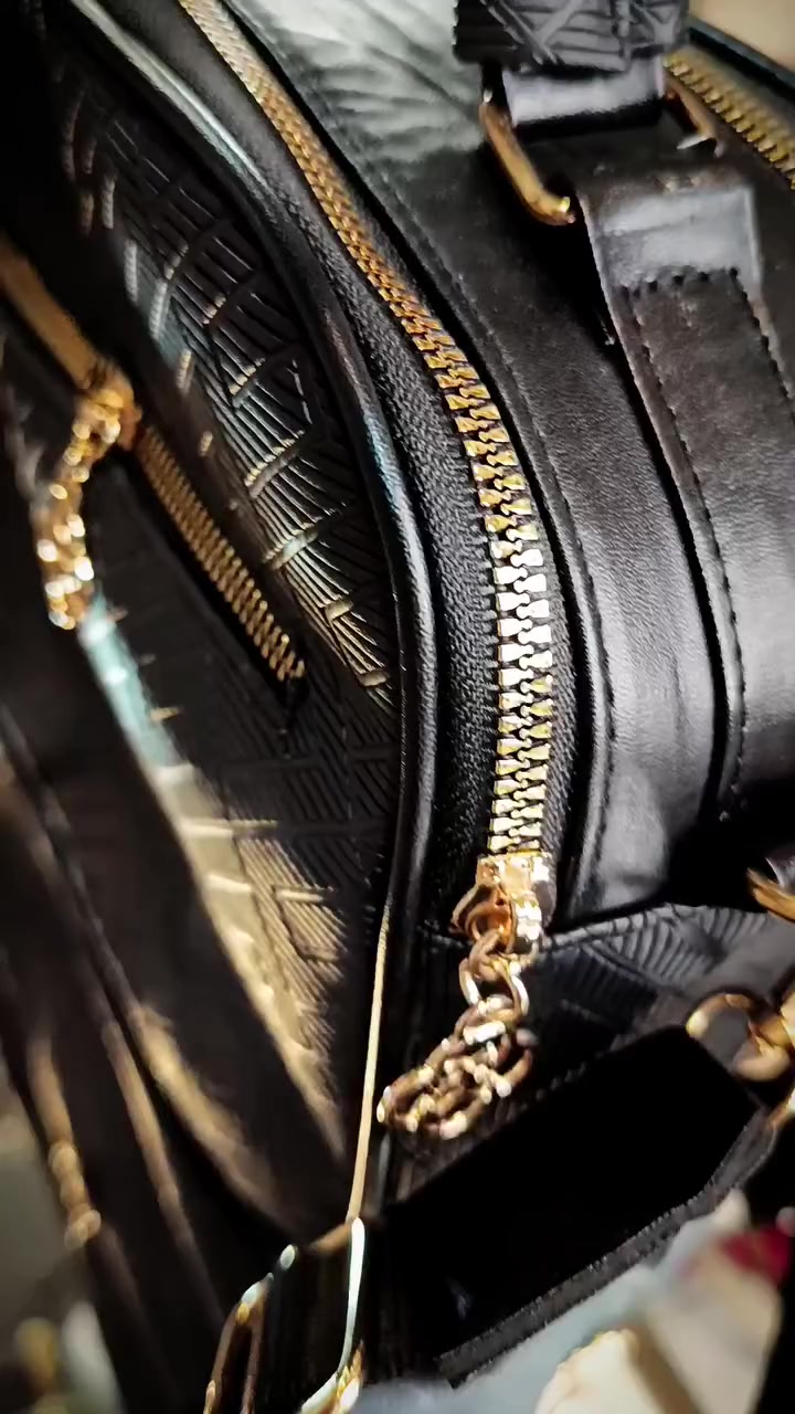 موديل الكنغر الجانبي "بخامات منوعة" 👜😻🔥
رقم الموديل : 184
والسعر بس... 🤩: على الخاص أو التعليق بكلمة "السعر"
السعر للجملة: على الخاص
#حقائب_فايا : شحن للمحافظات للمفرق والجملة ✈️
ولاتنسوا الايك والمشاركة والتاغ لرفقاتكم لنوصل لعدد أكبر 🎁🎉😍
*العنوان:
حلب شارع سيف الدولة الرئيسي مقابل مفرق زينو
*للأتصال:
مفرق: 0984878592
جملة: 0940914241
#bags  #شناتي


**إذا كنت صاحب هذا الإعلان وتريد حذفه لأي سبب، رجاءا أرسل رسالة إلى الدعم الفني**