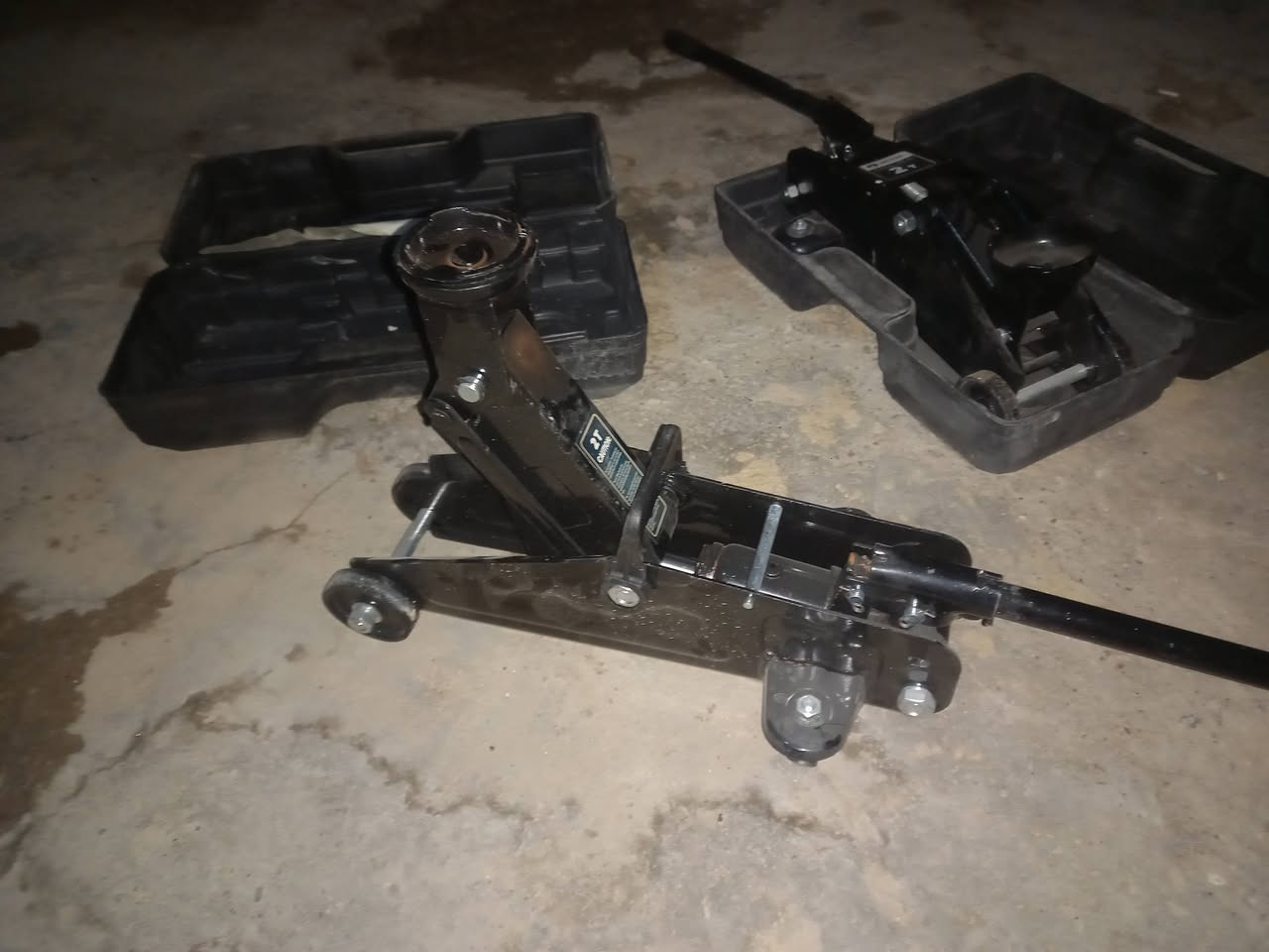 جكات العدد زوج  سياره واحد شغال اخو الجديد والثاني عطلان مدري شبي مانعرف بيه ربل مدري دهن ماعرف
سبيرات مال تكتك ودبل أمامي 
سيراميكات العدلات العدد 8 وكصات كدامكم  المكان الانوار أتصل وبالخدمه *********** بيه وأتساب
