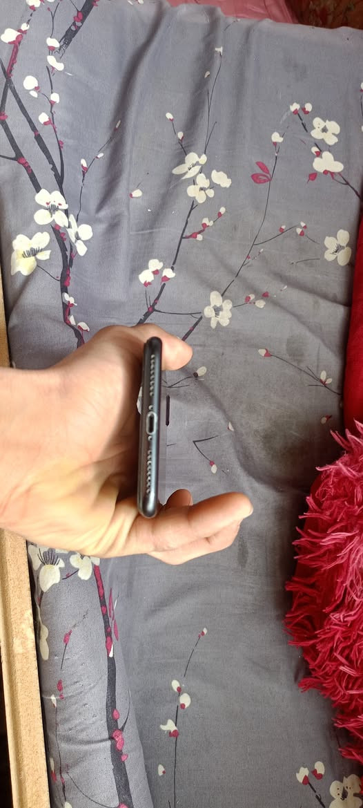 📱 للبيع iPhone 7 Plus – لون أسود
🔹 الذاكرة: 32GB
🔹 الحالة: جيد ونظيف
🔹 البطارية: مبدلة جديدة 99% 🔋
🔹 الشاشة بيها فطور خفيفة بس ما مأثرة على اللمس أو الاستخدام
🔹 الجهاز شغال تمام وكلشي بيه جيد
💰 السعر: 65 ألف دينار
✔️ قابل للتفاوض بالمعقول
📍 الموقع: بغداد – البلديات
📩 للتواصل خاص


**إذا كنت صاحب هذا الإعلان وتريد حذفه لأي سبب، رجاءا أرسل رسالة إلى الدعم الفني**