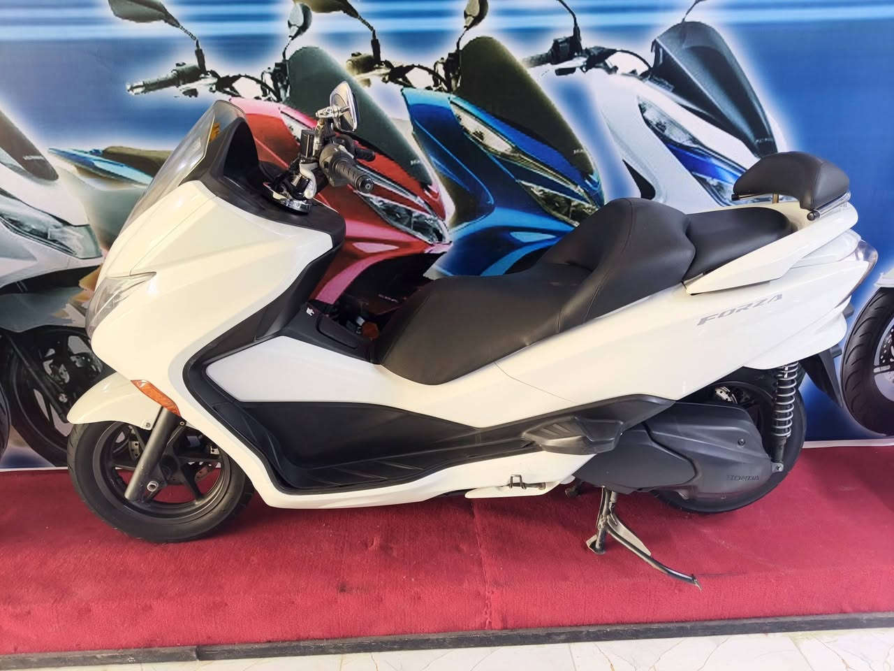 سلام عليكم
فورزا  S7 (( 0/10 )) 
 كفاله عامة (( شرط ضمان برغي مفتوح ترجع )) 
دراجة بحالة الوكالة 
 7 نمر 
ماشي 53 ألف 
عده + كتلوك+ بصمة سويج طواره
ملاحضة:- دراجة ترايش بيها صبغ كد شبر فقط 
سعر جوه البلاش
((15 $ )) 
***********
