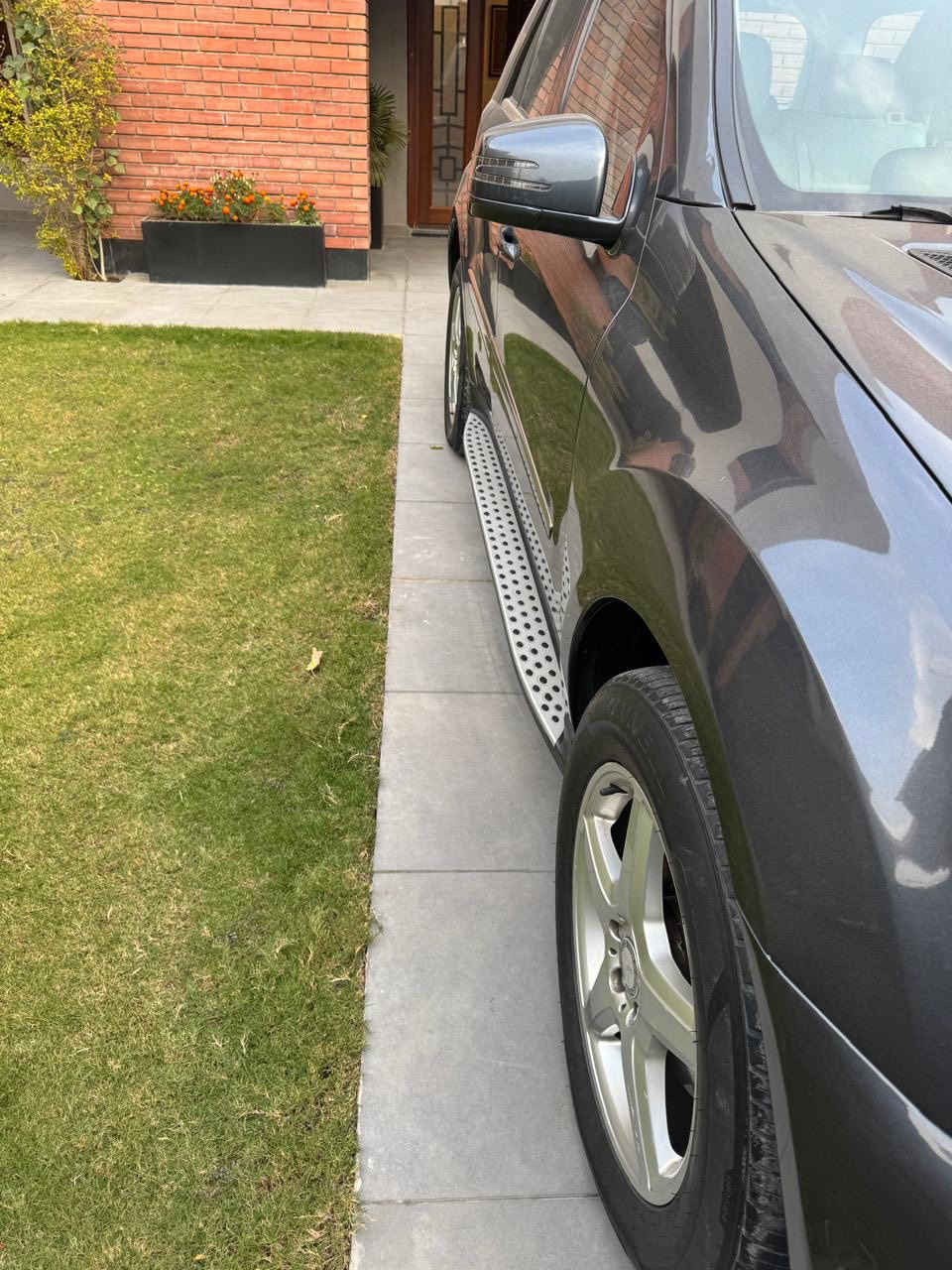 سلام عليكم للبيع مارسدس MLموديل 2011 كت اي ام جي
بلادي السياره وكالة شركة مارسدس فرع اربيل و من زيرو عندي 
وسياره صار بيه صبغ جاملغ و بنيد اثر وكوع كيبل مال تيل عليه 
ماشيه 105 الف كيلو وسياره جاهزه من كلشي  ومابيه اي ونص 
فول مواصفات  كشنات جلد وكهرباء تبريد قطعتين  سلايت حساسات امامي و خلفي شاشه كار بلي  سعر 190 وبيه مجال 
مكان سياره بغداد الدوره شارع الشرطه  ***********
