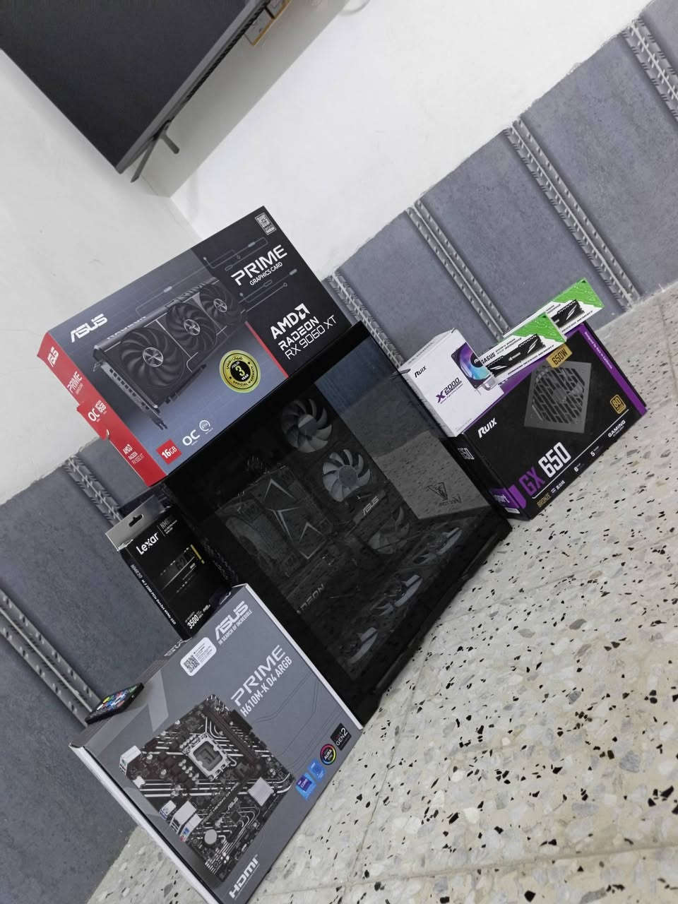 (Gaming PC) للبيع 🎮🔥

المواصفات:• المعالج: Intel Core i5-12400F• المذربورد: ASUS PRIME H610M-K D4• كرت الشاشة: ASUS Prime Radeon RX 9060 XT 16GB• الرام: 16GB (8×2) DDR4 3200MHz• الخزن: Lexar M.2 NVMe سعة 1TB• الكيس: Lovingcool LC-T2 مع 3 مراوح• المشتت: Cooler X2000• الباور سبلاي: RUX 650W

شاشة GameOn Pro Series للبيع 🎮

المواصفات:
• حجم الشاشة: 27 إنج
• الدقة: QHD (2K)
• نوع الشاشة: IPS
• معدل التحديث: 180Hz
• زمن الاستجابة: 0.5ms
• تدعم FreeSync
• مناسبة للألعاب وذات صورة سريعة وواضحة

الحالة: جديدة / نظيفة جداً
وصل الضمان موجود ✔️ مع وصل pc 

للاستفسار خاص.***********
مكان: كربلاء المقدسة 
ملاحظه الكرت حته فور كي يشغلك تكدر تبحث وتشوف 
ملحقات كيبورد من ريد دركاون
ماوس هايبر اكس 
ماوس باد 
مضخم سماعات 
مع واير نت الاصلي تايگر 20M
مع جوستك من ريد دراكون 
ملاحظه اي قطعه للبيسي ول ملحاقات كراتنيه كلهن موجوده وضمانات 
ولكرت ضبطته عل ارقى اعدادت كفاءة وقوه
