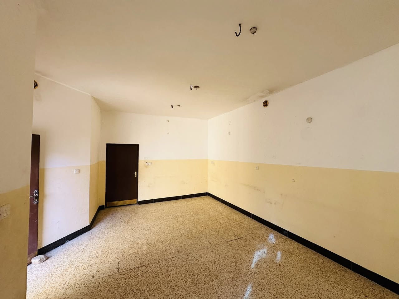 ✅ #دار_للبيع ___طابو صرف_ بأسم شخص واحد ✅

🏗️📍المــــــــوقع// أبي غرق__حي الحسين خلف التجاري 

✏️المســـــاحة// 150 متر _ واجه 7.5م✖️نزال 20م

🧱✅بناء 2010 عالي ع شارع_عرض الشارع 30متر✅🧱

⭕️علماً الدار 🏠 فارغ استلام مباشر 

🧱🧱طـــابق الأول // يحتوي ع (غرفة نوم 🛌 ➕مطبخ➕هول➕ صالة➕ مجمعات صحية عدد 2➕كراج سيارة 🚙➕حديقة

🧱🧱طابق الثاني// 2غرف نوم  🛌 ➕هول

 🏫📚نستقبل جميع عروض البيع و ترويجها بإعلانات ممولة 
      للمزيد من التفاصيل الاتصال او المراسلة خاص 

حسين السعيدي ***********_ ***********
حجي حسن السعيدي ***********          
علي السعيدي ***********_ ***********

 📍موقع المكتب  📌 الحله - حي الامام علي(ع)_قرب المول الجديد _مقابل مجمع الوافي
