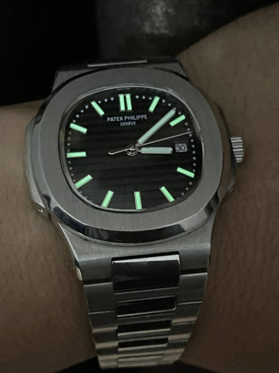 سلام عليكم ساعة البيع
ماركة باتك فليب 
سنل ستيل ب كامل 
مكينه كشف 
أوتوماتيك و تكويك خزن طاقة 
عرض منفذ  تاريخ 
ارقام اميال لامنيوس ساعة بلادية ب كامل 
سيل كامل
ساعة باله ب نضافة تامة 
عنواني بغداد الدورة يوجد توصيل بغداد ولكل العراق 
***********
