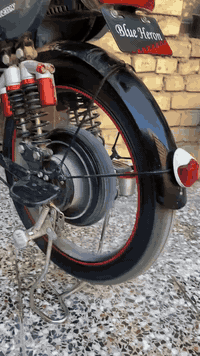 السلام عليكم دراجة شحن للبيع ثلاث سرع يوجود فيها حساس ودبل اشاره السعر 250 بيها مجال رقم ***********
