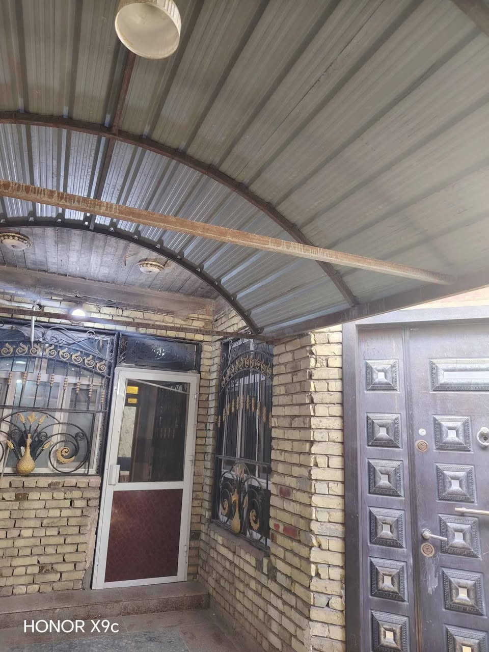 بيت قطاع 28 فرع سيد شريف مقابيل مول السنابل ثاني بيت على ايدك اليمنى المساحه 160 متر متكون من طابقين يحتوي على  اربع مجاميع صحيه الطابق الاول يحتوي على  كراج  وصاله وغرفه نوم  سويت واستقبال ومطبخ وصحيات  والطابق الثاني متكون من ثلاث غرف وصاله وصحيات ومطبخ مع  وجود درج خارجي للطابق الثاني وبالامكان ان ينعزل الطابق الأول عن الثاني بناء درجه اولى طابو صرف ما مطلوب لاي مصرف  ***********
