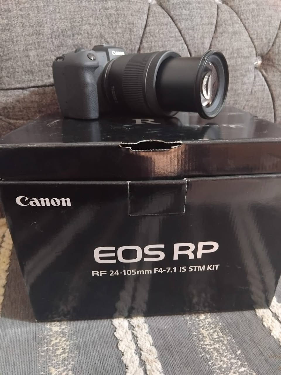للبيع: كاميرا Canon EOS RP 
​الحالة: نظيفة جداً وخالية من أي عيوب (مع الكرتون والملاحق الأساسية).
​المواصفات الرئيسية:
​المستشعر: إطار كامل (Full-Frame) بدقة 26.2 ميجابكسل لجودة صور مذهلة وعزل احترافي.
​المعالج: DIGIC 8 القوي والسرع في معالجة البيانات.
​العدسة المرفقة: RF 24-105mm f/4-7.1 IS STM الشاملة، ممتازة لتصوير البورتريه، المناظر الطبيعية، والفيديوهات.
​المميزات: شاشة متحركة بالكامل تعمل باللمس، نظام تركيز تلقائي سريع (Dual Pixel CMOS AF)، وتصوير فيديو بدقة 4K.
​السعر المطلوب: 1,250,000 دينار (مليون و250 ألف).
للتواصل خاص او او وتساب ***********
