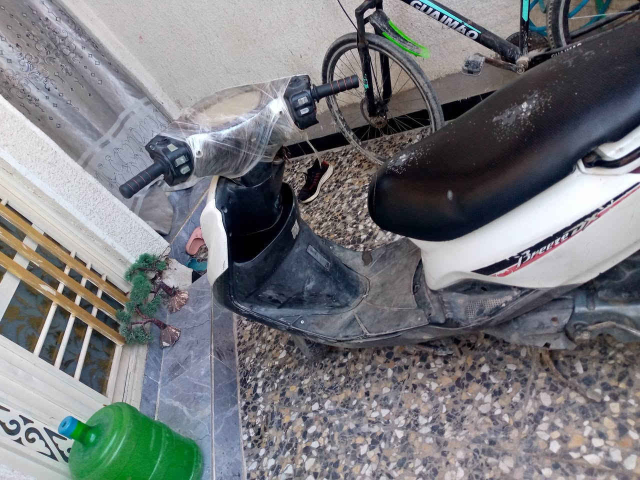 السلام عليكم دراجه بيريز اكزز للبيع دراجه كامله اي نقص مابيهه شغاله بس من أشيل ايدي من السكليتر نطفه مااعرف تشبيهه 350 وبيها مجال مكان حي اور ***********
