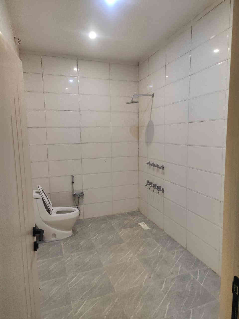 السلام عليكم..
بيت مساحه ١٠٠متر طابقين  علاشارع تبليط ركن  البيت بناء طابوق  كامل مكمل شغل درجه اوله  مثل ماموضح بتصوير يحتوي علانضام كامرات 
الموقع ابو الخصيب  يبعد عن سوك ابو الخصيب ٥٠متر  جنس العقار طابو زراعي سند ٢٥ 
السعر ١٦٠ وقابل للتفاوض 
الاستفسار علارقم ***********
