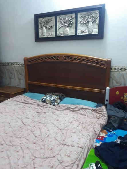 السلام عليكم 
للبيع غرفه صاج وجهين 
كنتور باب سلايت 
جربايه عدد ثنين صوميات مخزن وميوزه الجانبيه
ميز مرايا ميز تلفاز الغرفه جديده كلش
للبيع ب 1.000.000 بيهه مجال للشراي 
مكان حي بدر المحموديه 
للاستفسار . ***********
