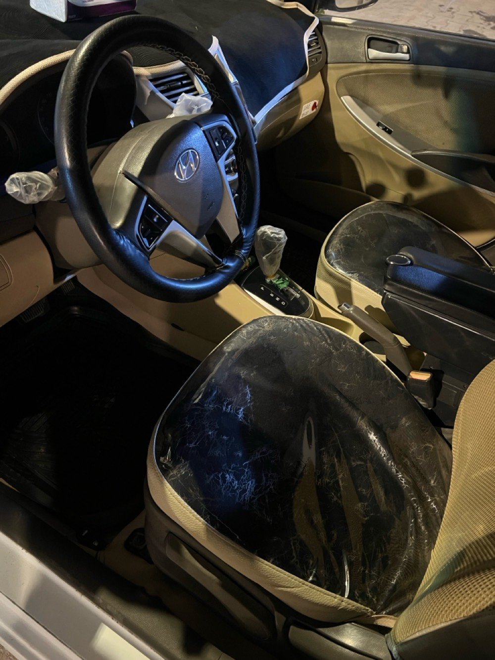 سياره اكسنت مديل 2015 بيه طختين كد شبر وجاملق الخلفي بي صبغ سياره نضيفه اي حادث مابيه المكينه جديده ستوه مشدوده 1600السعر 90وبيه مجال مكاني البصره ***********