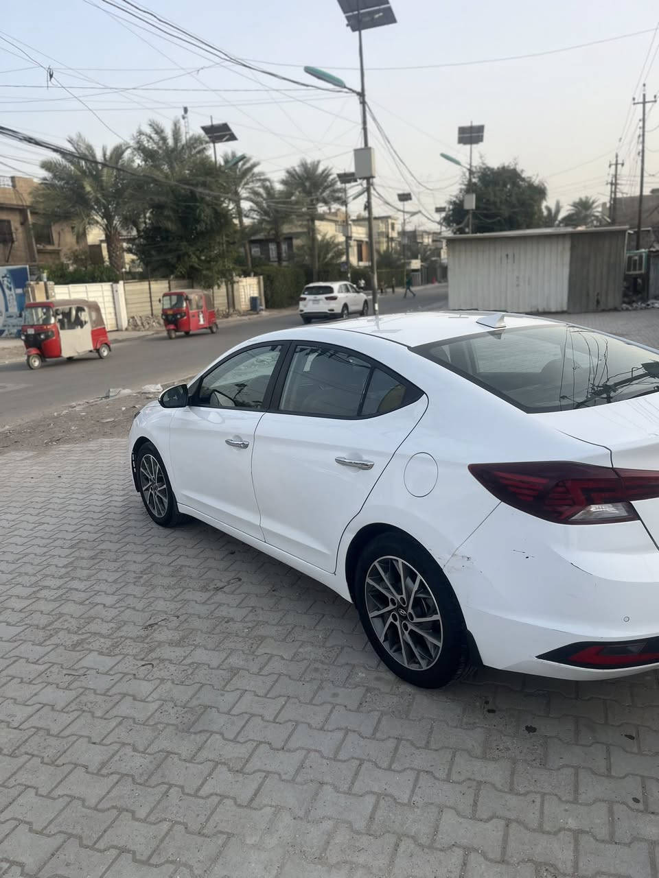 ⸻

🚗 للبيع – Hyundai Elantra 2019 خليجي 🇰🇷

✨ موديل 2019
✨ ماشية 135 ألف كم
✨ محرك اقتصادي DOHC صرفية ممتازة
✨ قير أوتوماتيك ناعم
✨ شاشة – كامرة – تحكم دركسون
✨ جنوط – إضاءة LED شكل سبورت
✨ داخلية نظيفة جداً

🛠 الملاحظات بكل وضوح وشفافية:
✔️ بيها صبغ خفيف من باب السايق
✔️ شباك الدعامية مبدل
✔️ مازدا أمامية واحدة مبدلة
✔️ بيها تعديل خفيف بالبنيد (أقل من شبر – شغل مرتب)

📍 المكان: بغداد
💰 السعر: 135 ورقة قابل للنقاش للجادين
📞 للتواصل: ***********

سيارة مرتبة وسعرها منافس جداً مقابل موديلها ومواصفاتها 🔥
الجاد يتفضل اتصال أو خاص
