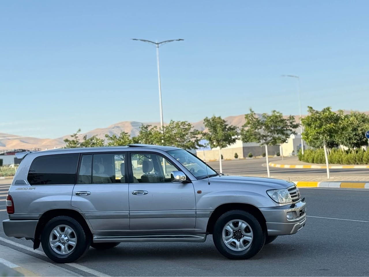 Land cruiser 2005 
مۆنیکا ٢٠٠٥ 
‏G.X.R
فوول مواسەفات 
تەحویلی ئەصڵ 
گێڕ ئۆتۆماتیک و ناو زەرد
سەلاجە و سڵاید 
فۆڕمیگا و قوفلی ئەکسل 
سێ ڕیز کوشن و تەبرید مەرکەزی
تەنها یەک چەمەلەغی پێشەوە بۆیاخە بێ ناوگرتن 
گێڕ و مەکینە و ئەکسلی بەشەرت
سەنەوی تا ٢٠٢٨ تازەیە و بەناوی خۆمەوەیە 
دەعمی بۆ دەعمی بەشەرت و چرکەی تیا نیە
168 گەڵا و کەمێک معامەلە 
*********** السليمانية, العراق
