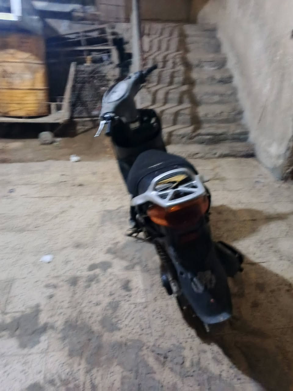 دراجه للبيع نوع لكزز عداد 100 دراجه نكره سلف عوزه بس كفرات العنوان كوت سعر 150 وبيه مجال ***********
