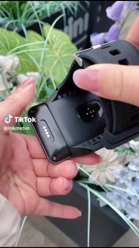 تعد هذه ساعه اختيار مناسب للعسكرين والمدنين بسبب نظامها الدقيق في الخرائط
وعملها الدقيق في مواصفاتها الرائعة 
المواصفات التقنية (الأجهزة)
الشاشة: شاشة ضخمة وعريضة (هي الأكبر في عالم الساعات الذكية) بمقاس يتراوح بين 2.8 إلى 2.88 بوصة من نوع IPS تعمل باللمس بالكامل.
المعالج: تعمل عادةً بمعالج رباعي النواة مخصص للساعات والأجهزة الذكية.
الذاكرة: تتوفر بخيارات متعددة، غالباً 1GB أو 3GB رام، مع سعة تخزين داخلية 16GB أو 32GB.
البطارية: سعة عملاقة مقارنة بالساعات الأخرى، تصل إلى 2700 - 2880 مللي أمبير، لتدوم لفترة أطول مع الشاشة الكبيرة.
الكاميرا: مزودة بكاميرا جانبية أو أمامية (تصل دقتها إلى 5 أو 8 ميجابكسل) لالتقاط الصور وإجراء مكالمات الفيديو.
2. المميزات والوظائف
نظام أندرويد كامل: تعمل بنظام Android (إصدار 7.1 أو أحدث)، مما يتيح لك تحميل تطبيقات مثل WhatsApp، Facebook، YouTube مباشرة من متجر Google Play.
دعم شريحة الاتصال (SIM): تدعم شبكات الجيل الرابع 4G LTE، مما يجعلها تعمل كفاتف مستقل تماماً لإجراء المكالمات وتصفح الإنترنت بدون هاتف.
الاتصال اللاسلكي: تدعم Wi-Fi للاتصال بالإنترنت، وBluetooth لربط السماعات، وGPS للملاحة والخرائط.
تتبع الصحة والرياضة: تحتوي على مستشعر لمعدل ضربات القلب، وتدعم أوضاع رياضية متعددة مثل الجري والمشي وحساب السعرات الحرارية.
المقاومة: غالباً ما تكون مقاومة للرذاذ والماء بمعيار بسيط (مثل IP67)، 
3. نقاط القوة
مثالية لمشاهدة الفيديوهات والقراءة بسبب شاشتها العريضة.
بديل قوي للهاتف في الحالات التي لا ترغب فيها بحمل جهاز كبير.


**إذا كنت صاحب هذا الإعلان وتريد حذفه لأي سبب، رجاءا أرسل رسالة إلى الدعم الفني**