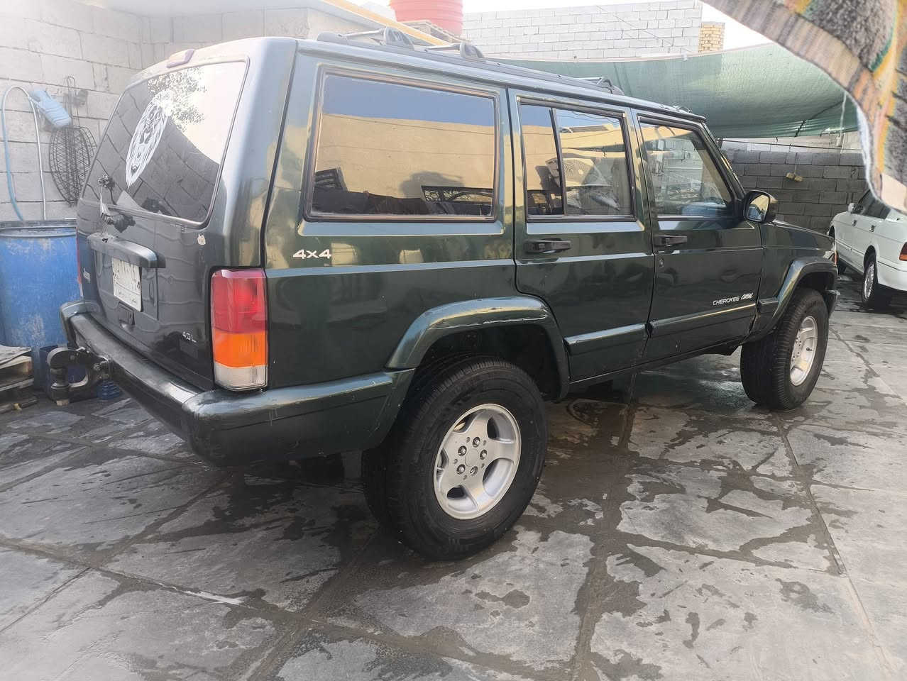 السلام عليكم جيب شيروكي شخاطه موديل 2000 محوره محرك وكير بطه ثنين ونص مكفولات بدي  مكفول تخم تاير جديد رقم بصره كهربائيات كلهة شغاله حداده جديده سياره جاهزه مكاني البصره الهارثه السعر 48بي مجال *********** اتصل بخدمتك بيع فقط بدون مراوس
