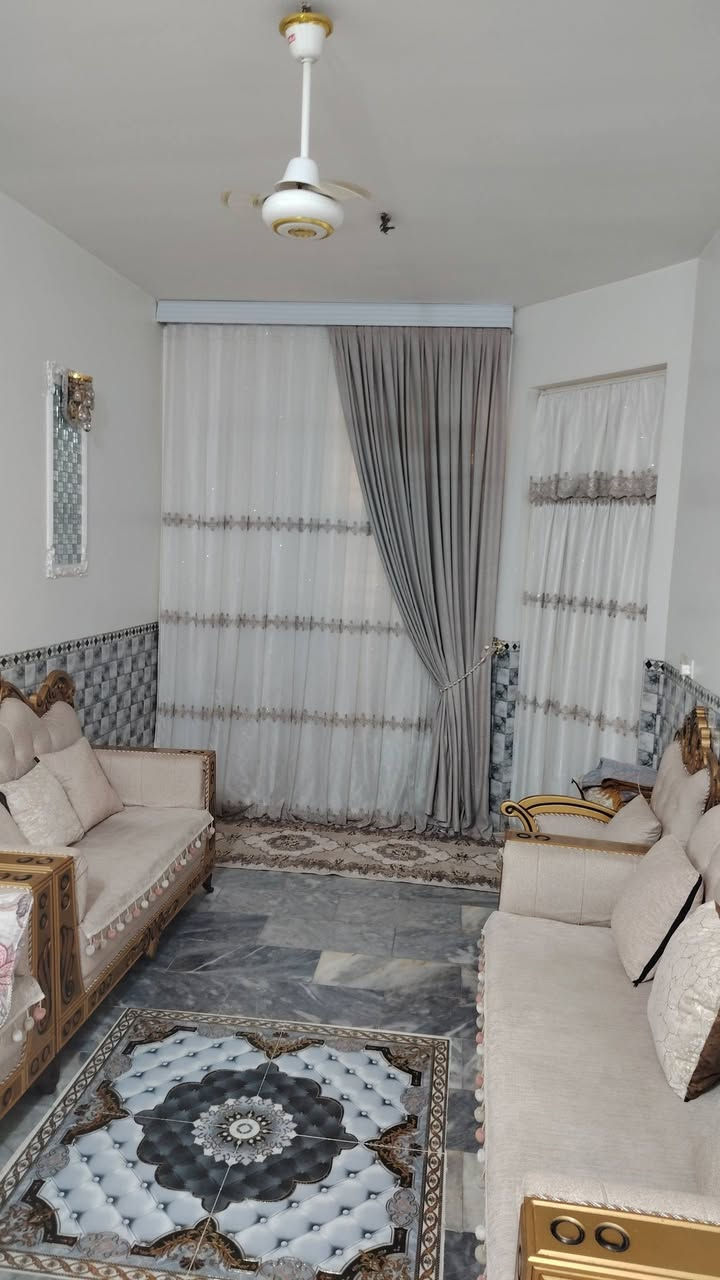 السلام عليكم 
🏠 دار للبيع حديث زراعي سند25
المساحه102م 
الوجه 6 الا ربع نزال 18 الاربع.  يتكون من طابقين
الطابق الاول 
يحتوي على غرف نوم1و صالة جلوس واستقبال ومطبخ وخدمات ومنور2
الطابق الثاني 
يحتوي على غرف نوم 2 وبلكونه وخدمات 

 العنوان .البلديات شارع الكهرباء .الفرع المقابل لمطعم طربوش 
الاستفسار ***********
