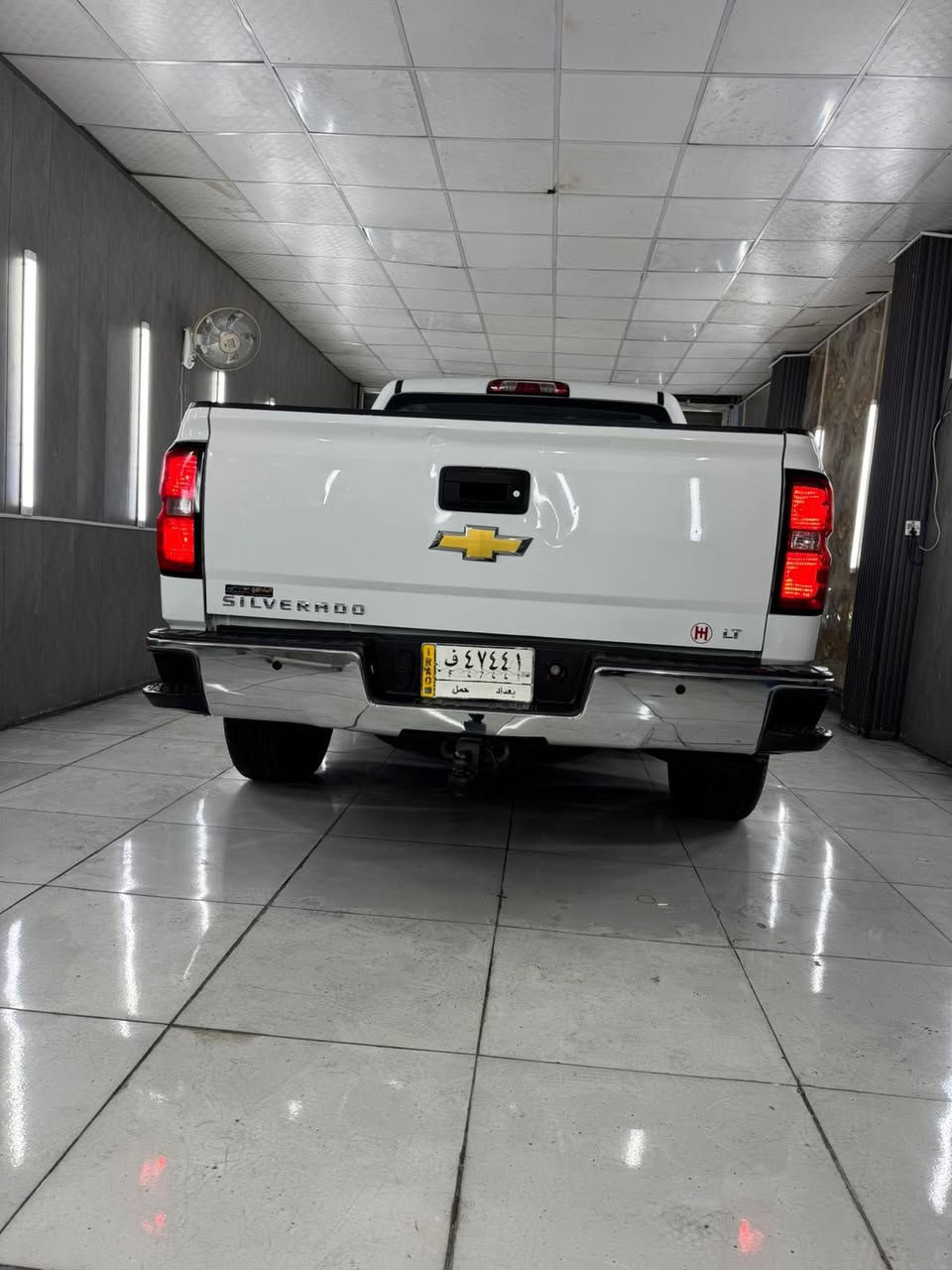 سلفرادو 2017 السياره جاهزه من كلشي
8V 5300 
فور ويل 
باب طويل بدي قصير المرغوب 
شاشه كبيره 
تبريد منفصل 
كامره دواره 
دوشمه جديده 
تخم تاير جديد 
باتري جديد 
حداديه جديده 
السياره عليها ادامه كامله ماتصرف ولا دينار 
مابيها نقص ولا برغي 
حادث جانبي 
بجم كبس بلادي شركه 
ايرباك برده فقط 
رقم بغداد باسمي. شرط التحويل 
سنويه جديده لغايه 2029 
السعر 175$ 

‼️‼️بيع او  مراوس برام
مكاني بغداد  الكاضميه 
***********
