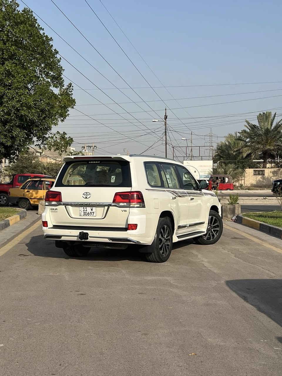 لاندكروز 2017 مكفوله ماشيه 120
فول الفول وايت ادشن 
٥ كامرات 
تبريد ثلاجه 
تحكمات 
شاشات خلفيه
بيها مواصفات هواي
السعر 465 وبيها مجال حك الحبه 
عنوان بغداد 
***********
