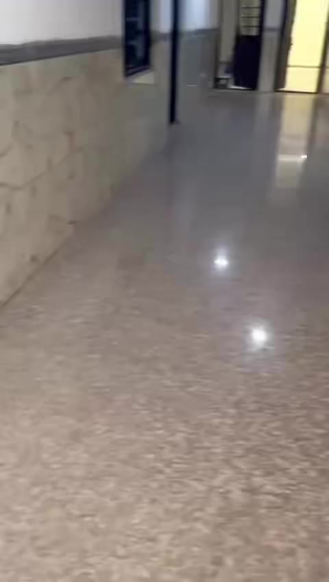 شقق للأيجار في ساحة الواثق طابق اول طابق ثاني 
غرفتين نوم وصاله وحمام مؤثثه بسبالت عددل 3 مراوح عدد 4 كاونترات مطبخ سخان وماطور ماء للتواصل الأتصال على الرقم /مكتب/***********
