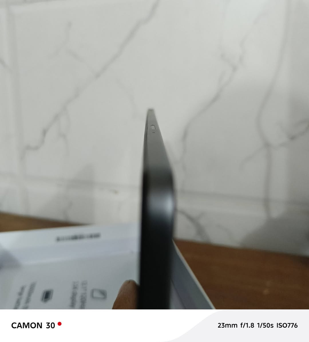 سلام عليكم 
Redmi Pad Pro
نوع الجهاز: تابلت (جهاز لوحي)
نظام التشغيل: Xiaomi HyperOS مع Android (إصدار 14 أو أحدث) �
Gadgets 360
📺 الشاشة
الحجم: 12.1 بوصة
النوع: LCD عالية الجودة
الدقة: 2560 × 1600 (2.5K)
معدل التحديث: 120 Hz مع تقنية AdaptiveSync
سطوع: حتى 600 nits (ذروة)
حماية: Corning Gorilla Glass 3
ميزات إضافية: Dolby Vision، ألوان 12-bit، نسبة رؤية ممتازة �
Mi Poland +١
⚙️ الأداء والمعالج
المعالج: Qualcomm Snapdragon 7s Gen 2 (مصنوع بدقة 4 nm)
الذاكرة (RAM):  8 GB
التخزين:  256 GB (قابل للزيادة عبر microSD حتى 1.5 TB)
نوع الذاكرة: LPDDR4X RAM + UFS 2.2 �
Mi Poland
🔋 البطارية والشحن
السعة: 10000 mAh
الشحن: شحن سلكي سريع 33 W عبر USB-C
عمر البطارية: ممتاز للاستخدام اليومي (وسائط، عمل، قراءة…) �
Mi Poland
📸 الكاميرات
كاميرا خلفية: 8 ميجابكسل
كاميرا أمامية: 8 ميجابكسل
تسجيل الفيديو حتى 1080p �
Mi Poland
🔊 الصوت والوسائط
مكبرات صوت: 4 سماعات ستيريو مع دعم Dolby Atmos
دعم الصوت عالي الدقة (Hi-Res) �
Grokipedia
📶 الاتصال والمستشعرات
Wi-Fi: Wi-Fi 6 / Wi-Fi 5 / Wi-Fi 4
Bluetooth: 5.2
USB: USB-C 2.0
مستشعرات: تسارع، جيرو سكوب، حساس الإضاءة، بوصلة إلكترونية وهول سينسر �
Mi Poland
🪶 التصميم والحجم
الوزن: حوالي 571 جم
السُمك: 7.52 مم
الألوان المتوفرة: رمادي غامق، أخضر نعناعي، أزرق بحري
الخامات: هيكل معدني (Metal Unibody) �

مستخدم شي قليل سعر 275 بي مجال للطيبين 

📝ملاحضه : الجهاز بي انحناء بسيط بالشاصي موضح بالصور 
متواجد خاص او اتصال 
***********
ملحقات كامله كارتون و شاحن الاصلي
